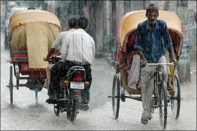 Je suis un climat marqu par des vents forts et des prcipitations abondantes. Les tempratures et taux d'humidit sont levs. On me trouve dans le sous-continent indien, Tawan ou la pninsule indochinoise. Qui suis-je ?