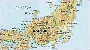 Selon l'Institut de gophysique amricain USGS, l'le d'Honshu semble avoir t dplace de 2, 4 mtres environ en raison du sisme du 11 mars 2011.