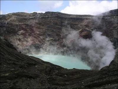 Situ sur l'le Kyushu, le Mont Aso est le volcan le plus vaste et le plus actif du Japon. Sa dernire ruption a eu lieu en mai 2011. Sur la photo, on voit son cratre en forme de cne. C'est une :