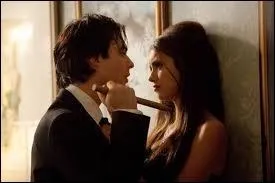 Quel geste fait Elijah pour dire au revoir  Katherine ?