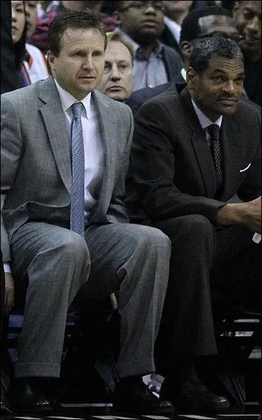 Qui est le coach des Thunder ?