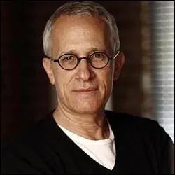 Combien de fois James Newton Howard a-t-il collabor avec le ralisateur M. Night Syamalan en composant la musique de ses films ?