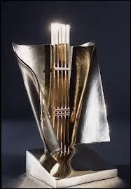 Mars : Il venait de recevoir trois prix aux Victoires de la musique et en devenait ainsi l'artiste le plus primé.