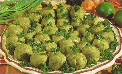 Avocats bien mrs, farine de manioc, morue dessale, ail, 2 piments oiseaux. Mlangez l'ensemble et crasez  la fourchette. Voil une entre constituant un grand classique de la cuisine antillaise.