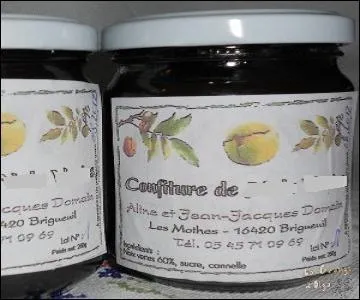 Que va-t-on peler jusqu'au blanc, faire tremper dans de l'eau frache, goutter, cuire durant deux heures avec du sucre et de l'eau, goutter, mettre en terrine avec un sirop, et faire cuire encore 30 minutes le lendemain ?