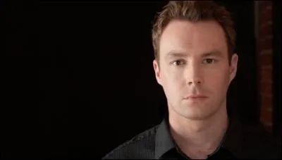 Joshua, le mdecin de l'quipe mdicale du vaisseau mre est en ralit :