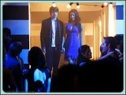 Avec qui Emily est-elle alle au bal ?