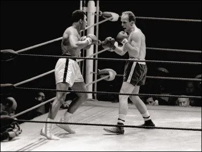 Qui a gagn la mdaille d'or de boxe anglaise mi-lourds aux Jeux Olympiques 1960 ?