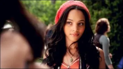 Qui est la petite copine dcde d'Emily ?