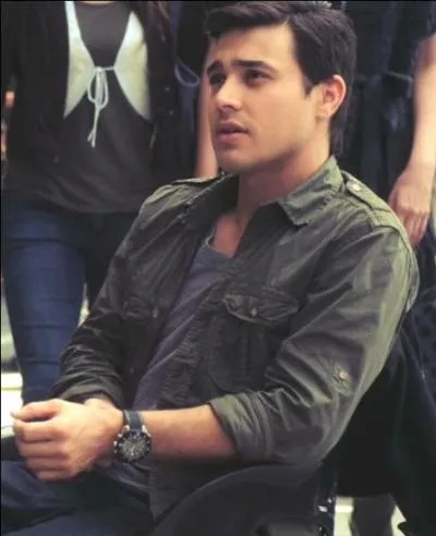 Comment s'appelle l'officier de police qui a t pendant un certain temps en prison pour les meurtres de Maya et Alison ?