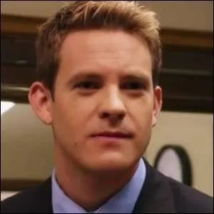 Comment s'appelle l'inspecteur qui n'arrtait pas d'embter les filles  propos du meurtre d'Alison ?