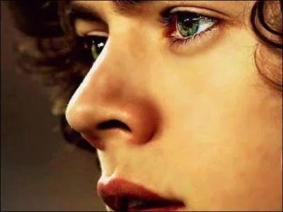 Qui a les cheveux boucls ?