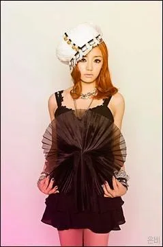 Quelle chanteuse est ne le 23 novembre 1992 ?