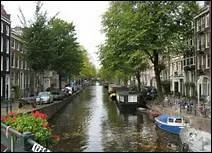 Quel est le surnom d'Amsterdam, donn en raison des multiples canaux qui sillonnent la ville ?