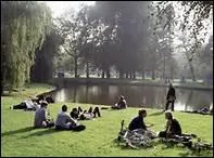 Comment appelle-t-on les habitants de la ville d'Amsterdam ?