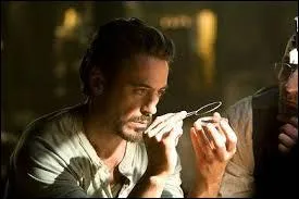 Dans le premier film, que fabrique l'entreprise du personnage qu'incarne Robert Downey Jr ?