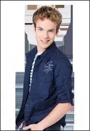 Qui est le cousin de Ludmila au Studio 21 ?