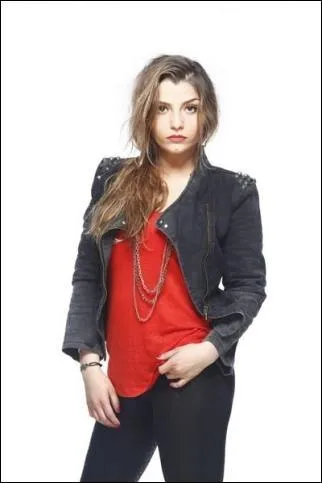 Voulez-vous savoir le prnom de cette jeune fille ? Je vous prsente...