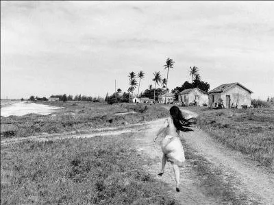  Un homme sous un porche s'abritait et il a cri ton nom . Comment Barbara ragit-elle ?