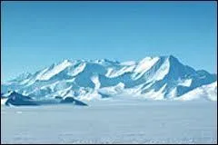 Quel le plus grand mont en Antarctique, dont l'attitude est 4 892 m ?