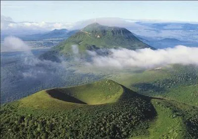 Certains volcans d'Auvergne constituent la chane des Puys. L'un de ces sommets ne fait pas partie de la chane des Puys, lequel ?