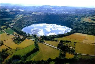 De trs beaux lacs attirent les touristes, certains se sont forms dans les cratres des volcans, ainsi...