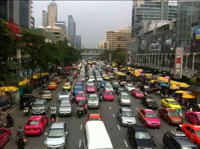 Comment est appele localement Bangkok, la capitale et ville la plus peuple du pays ?