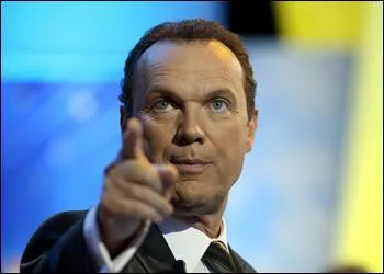 Il prsente l'mission qui passe sur France3  Questions pour un champion . Il s'appelle...