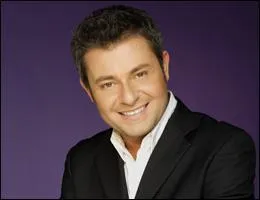 Il prsente l'mission  Un trsor dans votre maison  et d'autres missions tl. Bien sr, c'est...