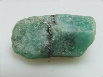 Comment s'appelle une meraude brute ?