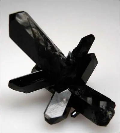 Quel est ce minral du groupe des silicates dcrit par le minralogiste Flink en 1893 ?