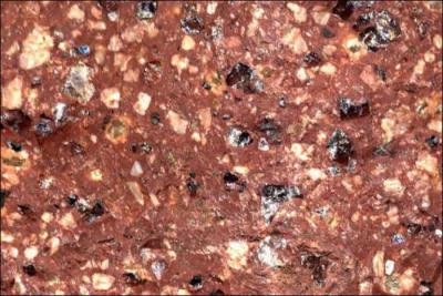 Roche magmatique d'origine volcanique, composée de quartz, feldspaths et amphibole, présente dans le massif de l'Esterel où elle donne une teinte rouge, c'est :
