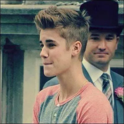 Par qui est-il (souvent) accompagn  la guitare ?