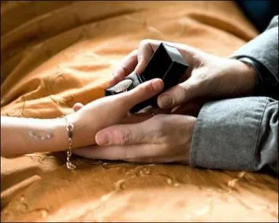 Quand Edward offre une bague de fianailles  Bella l'accepte-t-elle ?