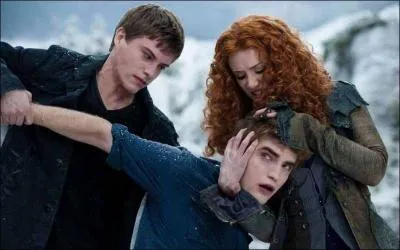 Sur cette photo, on nous montre Edward sur le point de se faire tuer, que fait alors Bella  ce moment ?