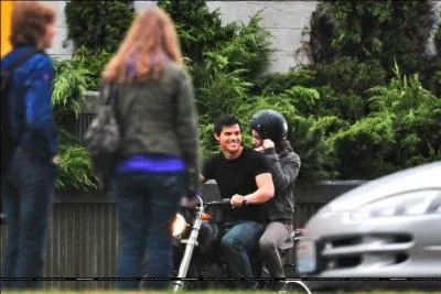 Quelle est l'excuse de Jacob quand Bella lui reproche de ne l'avoir jamais rappele ?