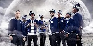 Compltez  Il a de moins au moins d'... . . , de moins au moins d'... ... .  .