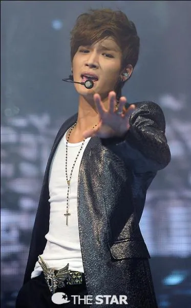 En quelle anne fait-il officiellement ses dbuts ?