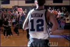  la fin du dernier pisode, on voit la bande d'amis dans le gymnase du lyce. Mais on voit rentrer un jeune basketteur qui a un maillot portant le nom de Scott. Qui est ce jeune homme ?