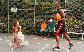 Dans la srie tlvise  Jessie , quel basketteur, Chris Bosh appelle-t-il pour se sauver ?