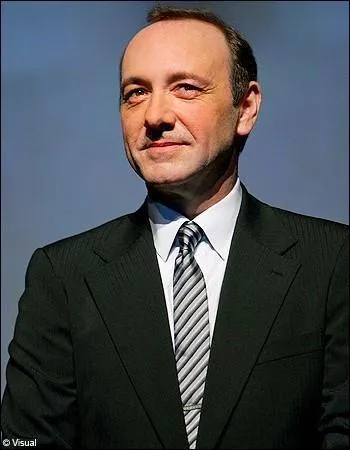 N dans le New Jersey, j'ai interprt le rle de Roger Kint dans  Usual Suspects  aux cts de Benicio del Toro et Gabriel Byrne. J'ai aussi jou dans  American Beauty  en 1999, je suis...