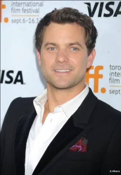 N en 1978  Vancouver, je suis devenu clbre grce  mon interprtation de Peter Bishop dans la srie  Fringe . De plus, je suis le compagnon de Diane Kruger. Mais mon lger strabisme ne m'empche pas d'tre si sduisant, je suis...