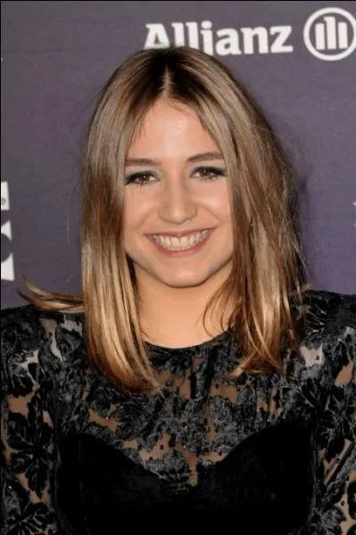 Ne en 1990, je suis actrice et chanteuse de rock comme mon pre. J'ai jou dans  Mauvaise Fille  en 2012, et j'ai obtenu rcemment le Csar de la meilleure espoir fminine. Je suis...