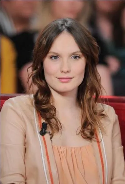 Je joue Lucy dans la srie franaise  Les Revenants , j'ai aussi eu de la notorit grce  Amitis sincres  ou encore  Simon Werner a disparu...  . Je suis la fille de l'acteur Hippolyte Girardot, mon prnom est...