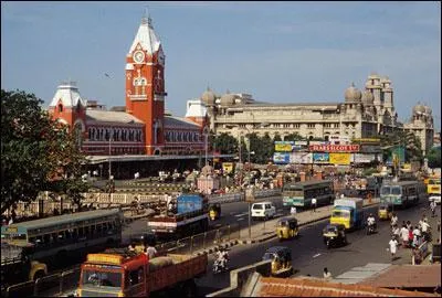 Madras, rebaptisée Chennai depuis 1996, qui a donné son nom à une étoffe de couleurs vives est la sixième ville de son pays en termes de population. Quel est ce pays ?