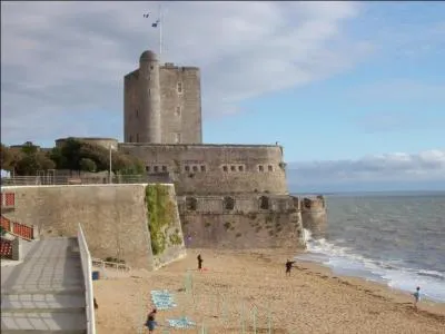 Tout le monde connaît le Père Fouras de Fort Boyard, mais sans doute un peu moins la ville d'où il tient son nom. On dit que c'est la dernière ville traversée par Napoléon avant son exil à Sainte-Hélène. Dans quel département est-elle située ?