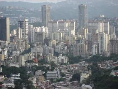 Caracas, de son nom complet Santiago de León de Caracas est la capitale d'un pays d'Amérique du Sud. Lequel ?
