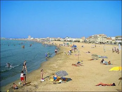 Valras - Valréas... laquelle de ces deux communes voit son nom suivi de "plage" et est située dans le département de l'Hérault ?