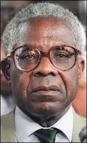 Avril : 95 ans, c'est un âge canonique et une vie bien remplie pour le poète et homme politique martiniquais. Aimé Césaire quitte ce monde en laissant une trace de lui, un mot qui résume son action :