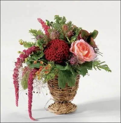 Quelle fleur, originaire des régions chaudes du Mexique, d'Amérique centrale ainsi que de la Colombie, se trouve au milieu de ce bouquet ?